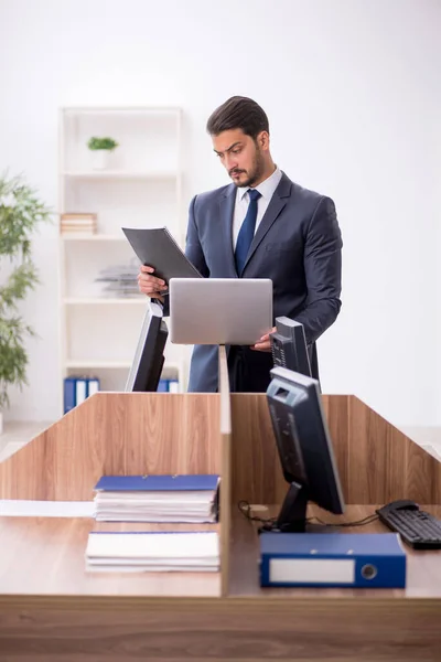 Joven empleado masculino que trabaja en la oficina — Foto de Stock