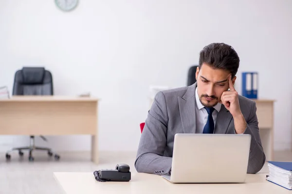 Young male employee working in the office — Stock Photo, Image