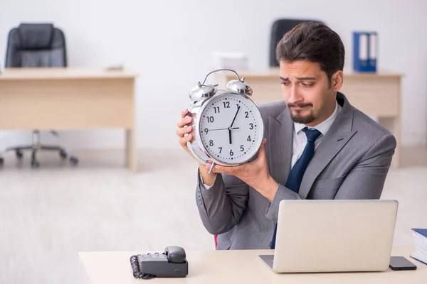 Ung manlig anställd i time management koncept — Stockfoto