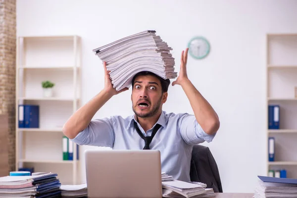 若いビジネスマンの従業員はオフィスで過度の仕事に不満 — ストック写真
