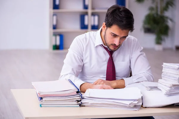 Empleado joven empresario descontento con el trabajo excesivo en la oficina — Foto de Stock