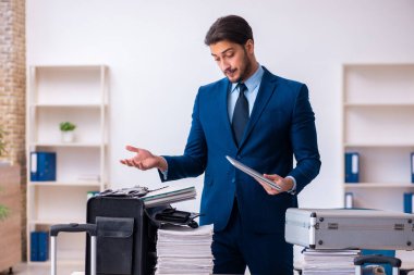 Genç erkek çalışan iş gezisine hazırlanıyor.