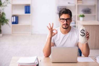 İş yerindeki genç erkek öğrenci.