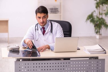 Klinikte çalışan genç bir erkek radyolog.