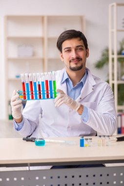 Laboratuvarda çalışan genç bir kimyager.