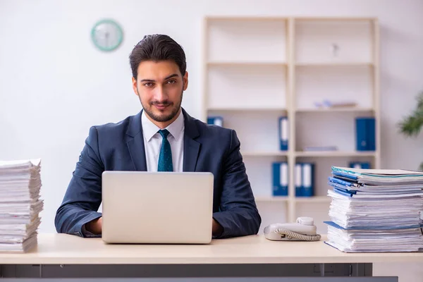 Jovem empresário empregado e muito trabalho no escritório — Fotografia de Stock