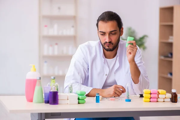 Jovem químico masculino testando sabão no laboratório — Fotografia de Stock
