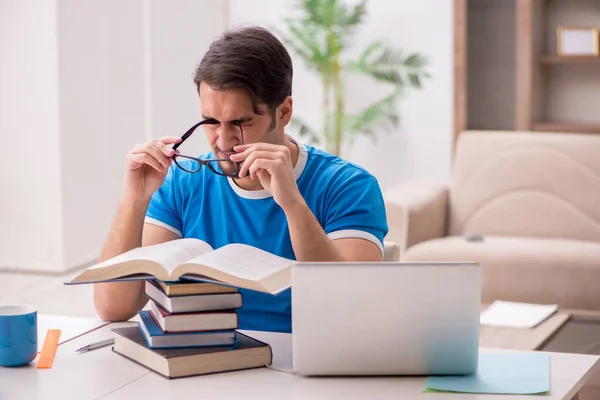 Jonge mannelijke student die thuis studeert — Stockfoto