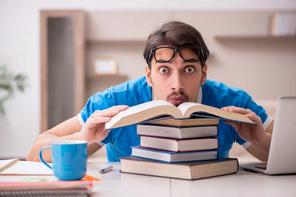 Joven estudiante masculino estudiando en casa — Foto de Stock