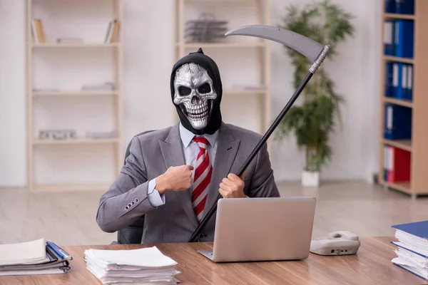 Diabeł biznesmen pracownik siedzi w miejscu pracy — Zdjęcie stockowe