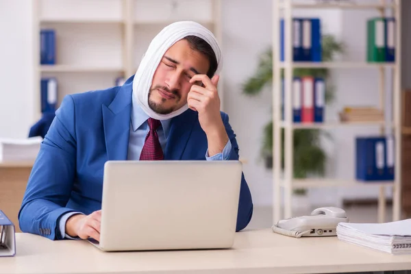 Joven empleado masculino que sufre de dolor de muelas en el lugar de trabajo — Foto de Stock