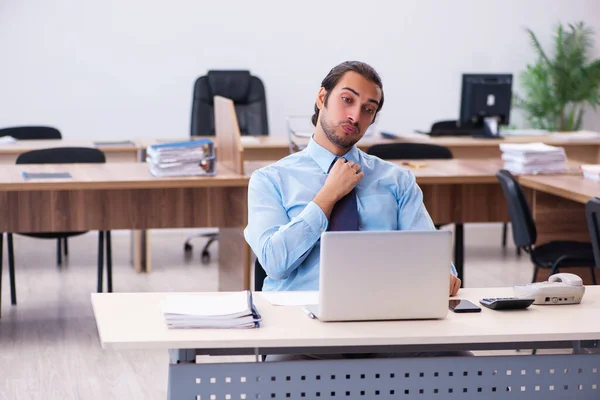 Jeune employé masculin travaillant au bureau — Photo