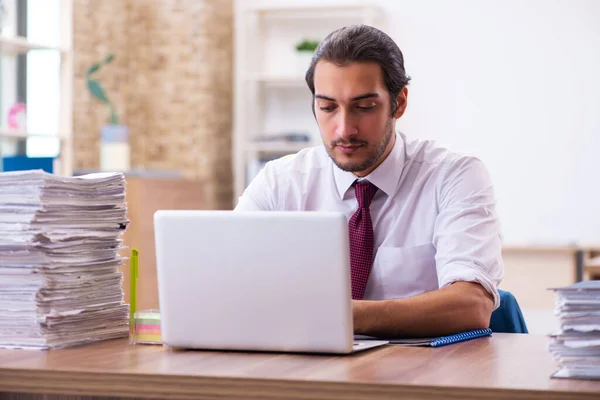 Junge männliche Angestellte unzufrieden mit exzessiver Arbeit im Büro — Stockfoto