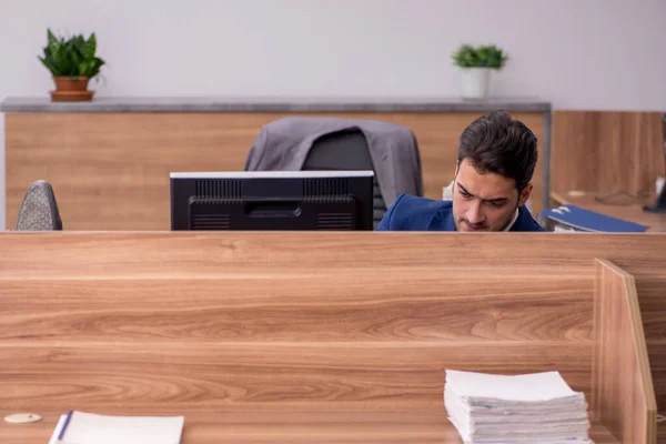 Empleado joven empresario que trabaja en la oficina —  Fotos de Stock