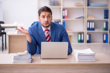 Ofiste çalışan çekici bir genç.