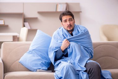 Genç adam kendini kötü hissediyor.