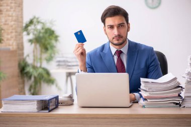 Ecommerce konseptinde genç erkek çalışan