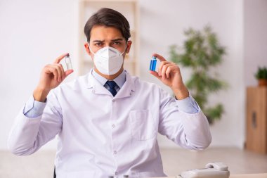 Aşı konseptinde genç bir erkek doktor.