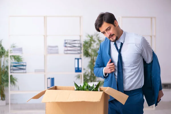 Junge männliche Mitarbeiter in Standortverlagerungskonzept — Stockfoto