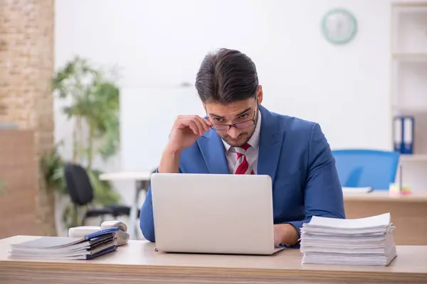 Jeune employé attrayant travaillant dans le bureau — Photo