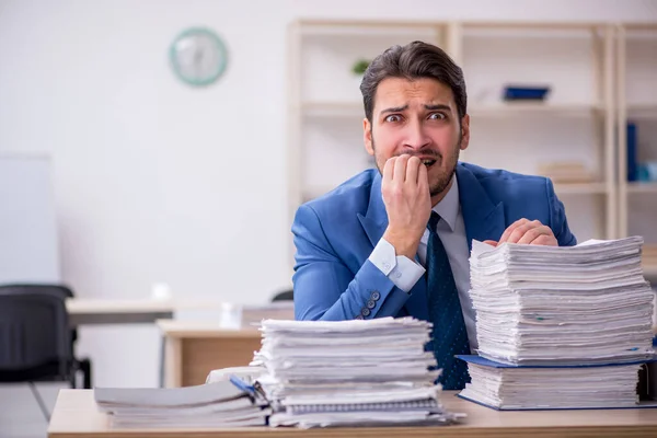 Jeune homme d'affaires employé et trop de travail au bureau — Photo