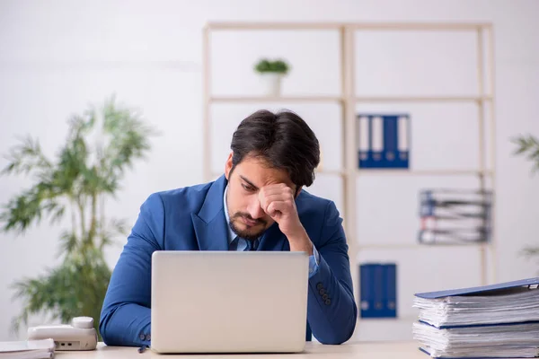 Giovane dipendente maschio e troppo lavoro in ufficio — Foto Stock