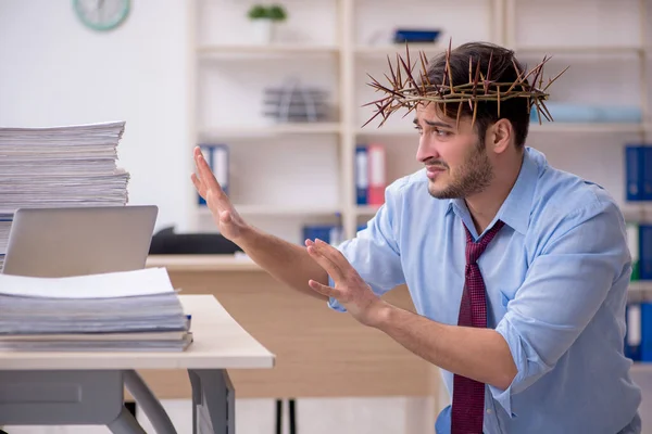 Joven empleado masculino con corona espinosa en la cabeza — Foto de Stock