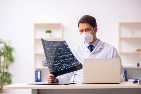 Jeune médecin radiologue travaillant à la clinique pendant la pande — Photo