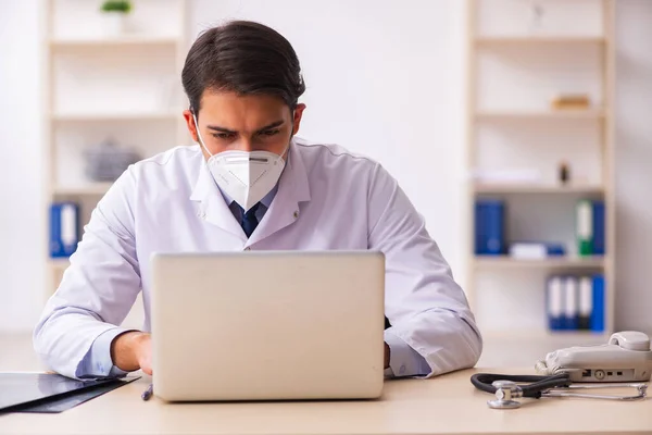 Jeune homme médecin dans le concept de télémédecine pendant une pandémie — Photo