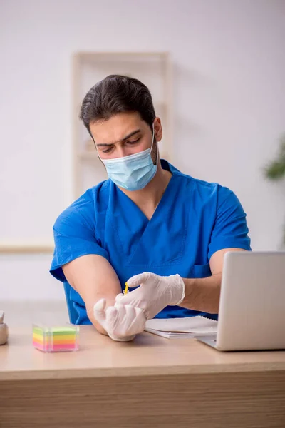 Jovem médico do sexo masculino no conceito de vacinação — Fotografia de Stock