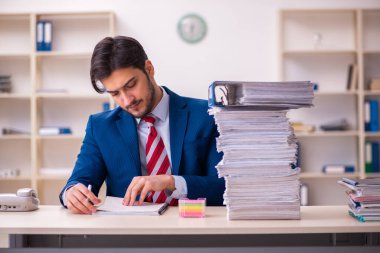 Genç işadamı ofisteki aşırı işten memnun değil.