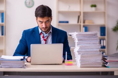 Genç işadamı ofisteki aşırı işten memnun değil.