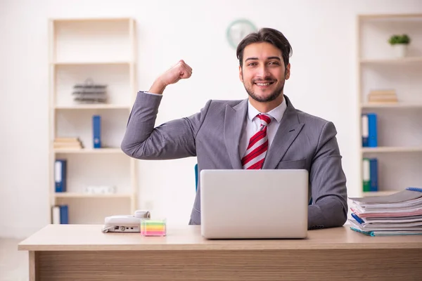 Jonge zakenman werkzaam in het kantoor — Stockfoto