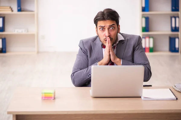 Jeune homme d'affaires employé travaillant dans le bureau — Photo