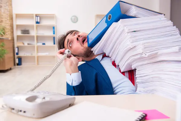 Jungunternehmer unzufrieden mit exzessiver Arbeit im Büro — Stockfoto