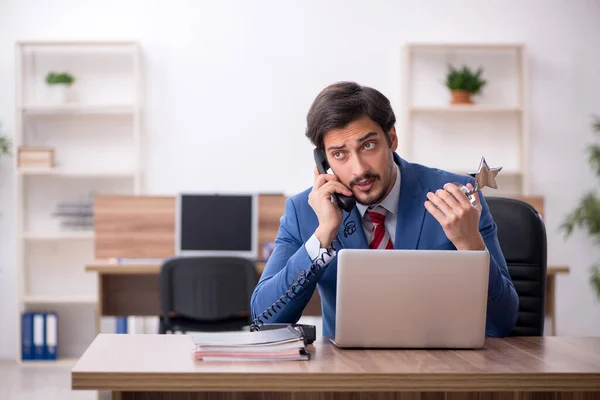 Jeune employé masculin avec un prix étoile sur le lieu de travail — Photo