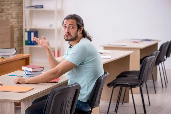 Ung mannlig student i klasserommet under pandemi – stockfoto