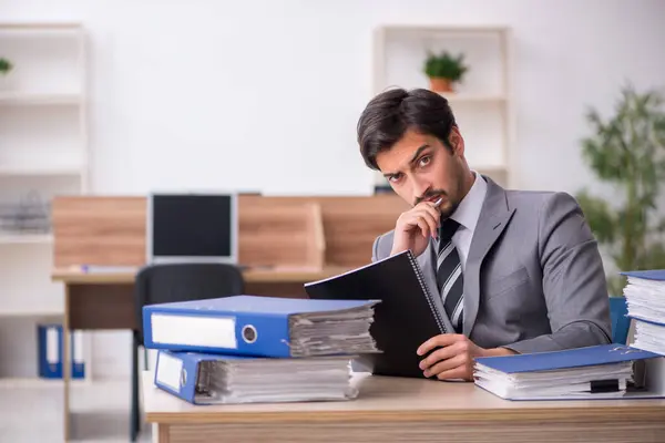 Ung manlig anställd missnöjd med överdrivet arbete på kontoret — Stockfoto