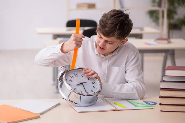 時間管理の概念における男子生徒 — ストック写真