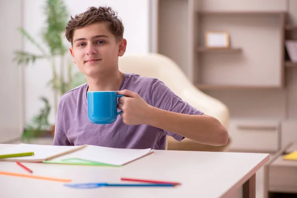 Écolier se préparant pour les examens à la maison — Photo