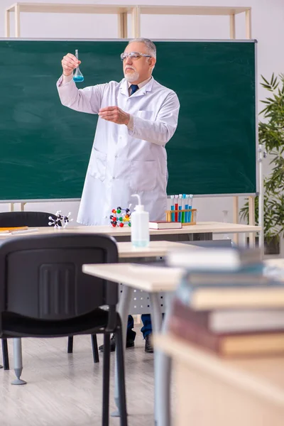 Alt männlich lehrer chemiker im die klasse — Stockfoto