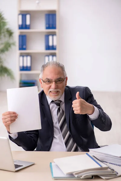 Viejo empleado que trabaja en la oficina — Foto de Stock