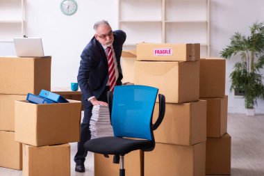 Taşınma konseptinde eski bir işadamı.