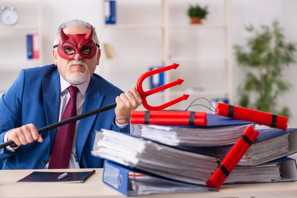 Vieux diable employé avec de la dynamite dans le bureau — Photo