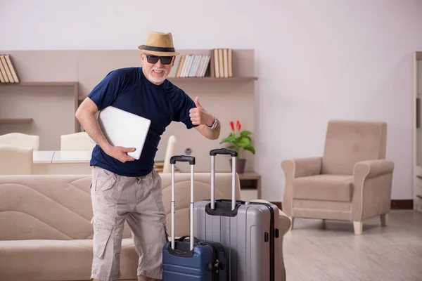 Vieil homme se préparant pour le voyage à la maison — Photo