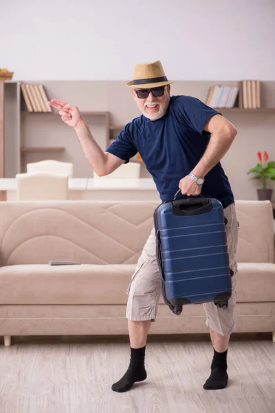 Oude man bereidt zich voor op reis naar huis — Stockfoto