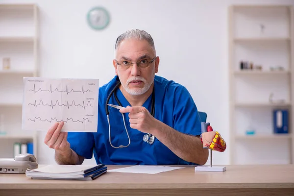 Alter Arzt Kardiologe arbeitet in der Klinik — Stockfoto