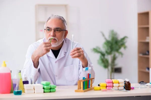 Stary chemik testuje mydło w laboratorium. — Zdjęcie stockowe