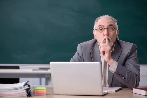 Oude mannelijke leraar voor schoolbord — Stockfoto