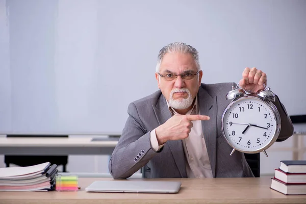 Oude mannelijke leraar voor whiteboard in time management conce — Stockfoto